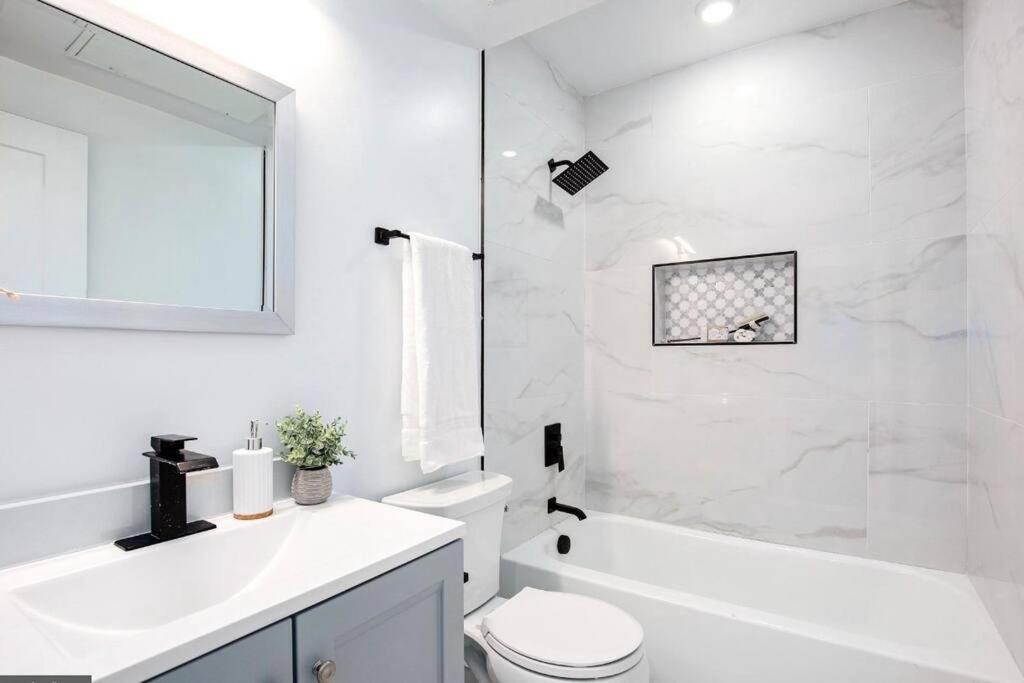 Amazing Capital Hill Apt , Step Away Gym, Shopping Washington Bagian luar foto